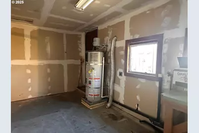 1335 7th St, Florence, OR 97439 - Photo 31