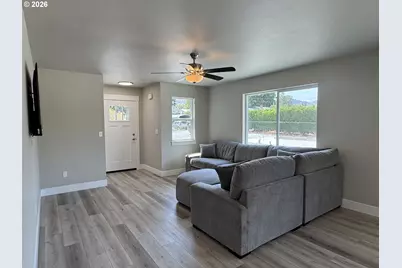 1123 Laura St, Myrtle Creek, OR 97457 - Photo 7