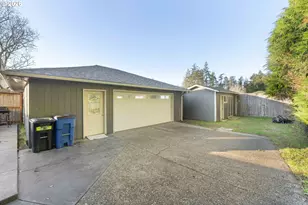 2324 13th St, North Bend, OR 97459 - Photo 35
