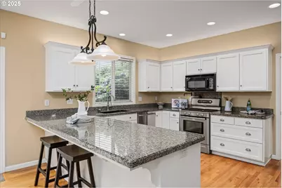 2053 Lakeview Dr, Eugene, OR 97408 - Photo 11