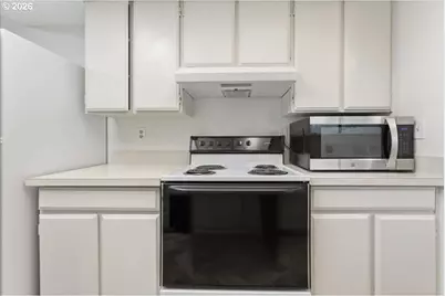 12140 SW Camden Ln, Beaverton, OR 97008 - Photo 17