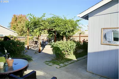 216 Jeanette Ave, Medford, OR 97501 - Photo 25