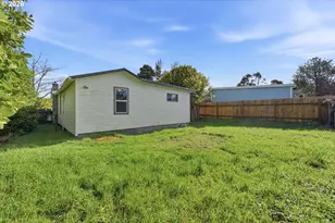 856 Augustine Ave, Coos Bay, OR 97420 - Photo 17