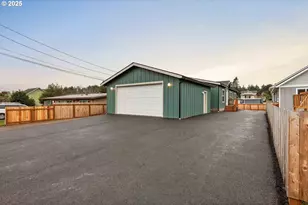 2142 Everett Ave, North Bend, OR 97459 - Photo 3