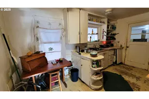 1140 E Chamberlain Ave, Cottage Grove, OR 97424 - Photo 3