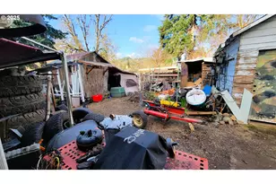 1140 E Chamberlain Ave, Cottage Grove, OR 97424 - Photo 9