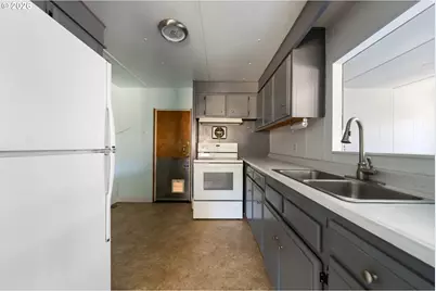 600 SE Edgewood St, Winston, OR 97496 - Photo 13