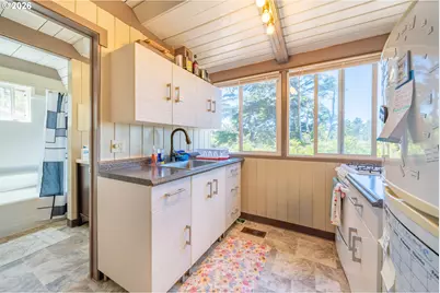 1556 NW 25th St, Lincoln City, OR 97367 - Photo 15