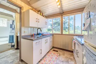 1556 NW 25th St, Lincoln City, OR 97367 - Photo 15