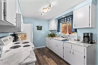 405 Corona Loop Rd, Roseburg, OR 97471 - Photo 9