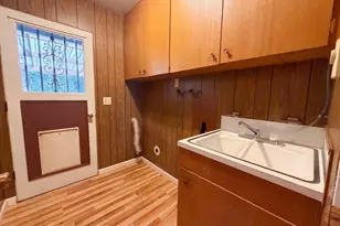 10235 NE Thompson St, Portland, OR 97220 - Photo 9