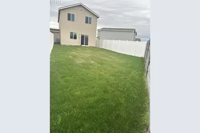 1075 NE Emerald Dr, Hermiston, OR 97838 - Photo 5