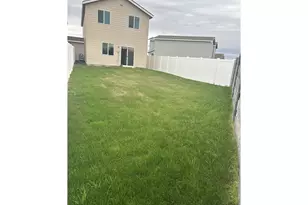 1075 NE Emerald Dr, Hermiston, OR 97838 - Photo 5