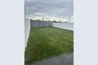 1075 NE Emerald Dr, Hermiston, OR 97838 - Photo 3