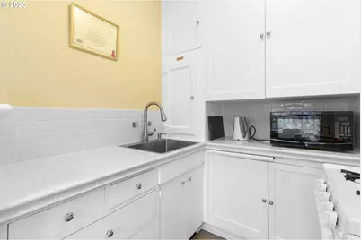 709 SW 16th Ave, Portland, OR 97205 - Photo 25