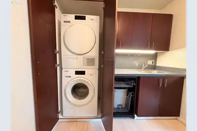 2020 SW Main St #402, Portland, OR 97205 - Photo 7