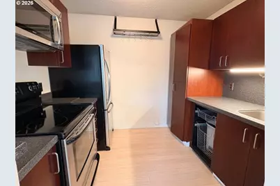 2020 SW Main St #402, Portland, OR 97205 - Photo 5