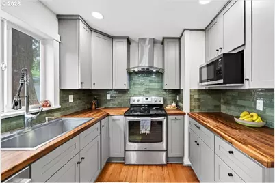 6651 NE Roselawn St, Portland, OR 97218 - Photo 9