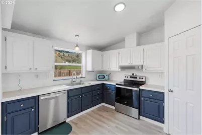 408 NE Faulconer St, Sheridan, OR 97378 - Photo 9