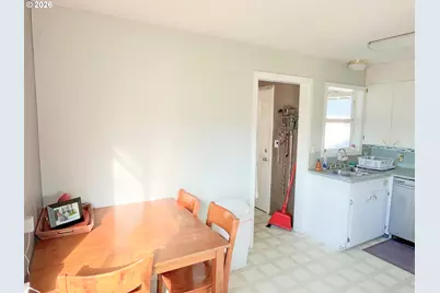 124 NE West Ave, Roseburg, OR 97470 - Photo 5