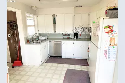 124 NE West Ave, Roseburg, OR 97470 - Photo 3