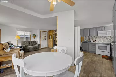 125 SE Estate Loop, Winston, OR 97496 - Photo 11