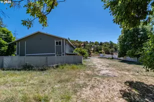 885 NE Sunset St, Roseburg, OR 97470 - Photo 39