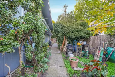 664 Thompson Ave, Salem, OR 97301 - Photo 17