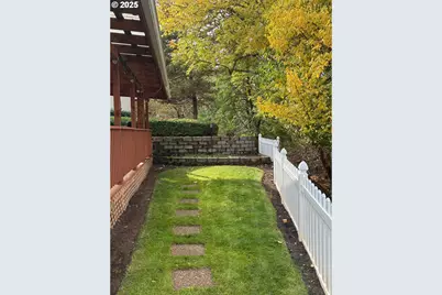 393 Knoll Terrace Dr, Canyonville, OR 97417 - Photo 33