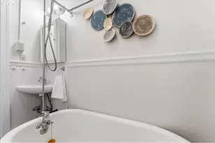 2109 NW Irving St, Portland, OR 97210 - Photo 19