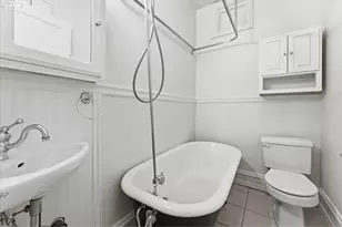 2109 NW Irving St, Portland, OR 97210 - Photo 11