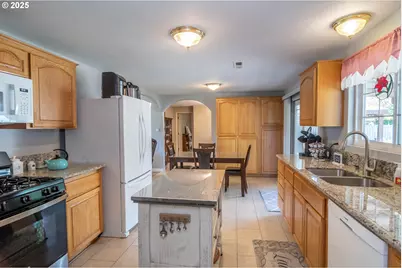 962 NW Keasey St, Roseburg, OR 97471 - Photo 17