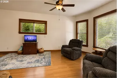 533 38th St, Astoria, OR 97103 - Photo 3