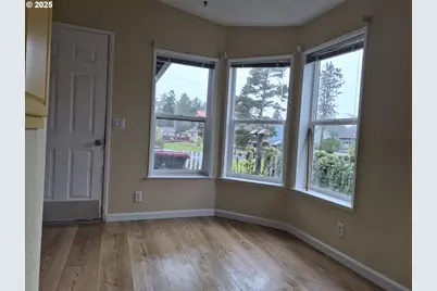 140 SW Birch Ave, Warrenton, OR 97146 - Photo 9