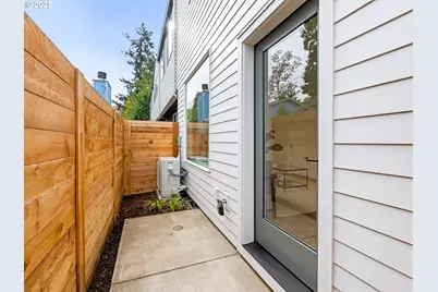 8422 SE Clay St, Portland, OR 97216 - Photo 5