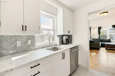 12107 SE Kelly St, Portland, OR 97266 - Photo 11