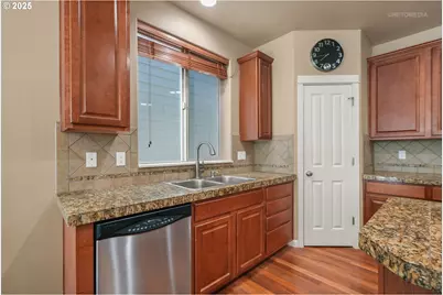 9172 SW Soprano Ln, Portland, OR 97225 - Photo 5