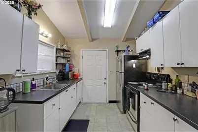 9406 N Midway Ave, Portland, OR 97203 - Photo 17