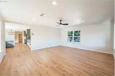 1078 Young St, Woodburn, OR 97071 - Photo 7