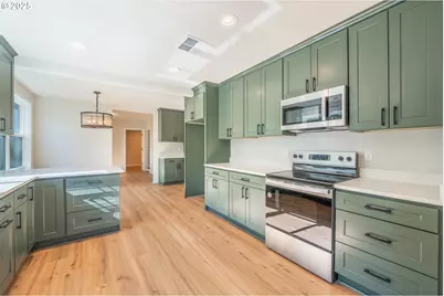 1078 Young St, Woodburn, OR 97071 - Photo 9