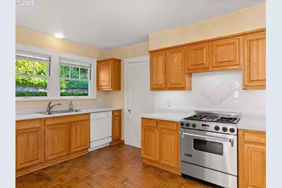 2917 SW Fairview Blvd, Portland, OR 97205 - Photo 9