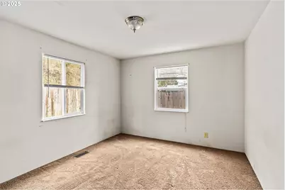 1389 NE Brooklyn Ave, Roseburg, OR 97470 - Photo 13