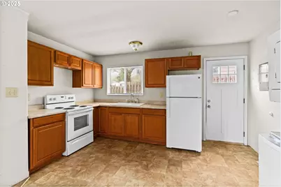 1389 NE Brooklyn Ave, Roseburg, OR 97470 - Photo 7