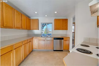 15648 NE Milton Pl, Portland, OR 97230 - Photo 23