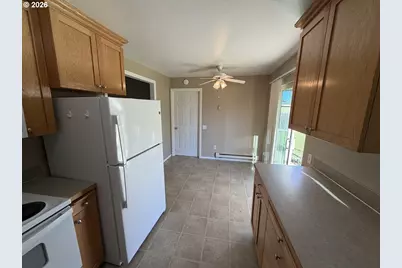 686 W First Ave, Sutherlin, OR 97479 - Photo 13