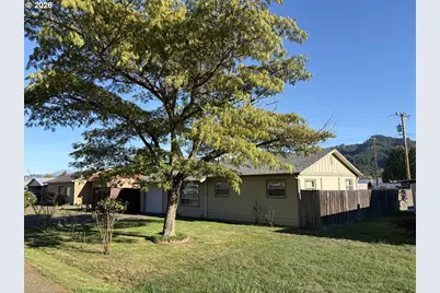 686 W First Ave, Sutherlin, OR 97479 - Photo 3