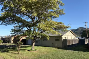 686 W First Ave, Sutherlin, OR 97479 - Photo 3