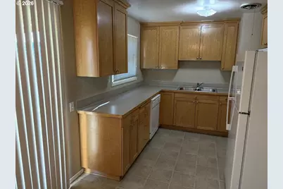 686 W First Ave, Sutherlin, OR 97479 - Photo 11