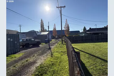 686 W First Ave, Sutherlin, OR 97479 - Photo 29
