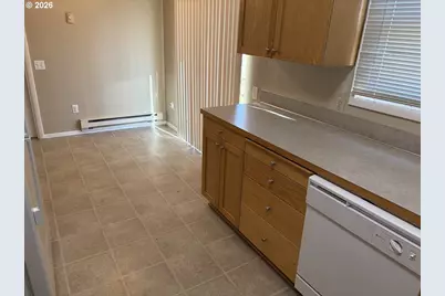 686 W First Ave, Sutherlin, OR 97479 - Photo 15